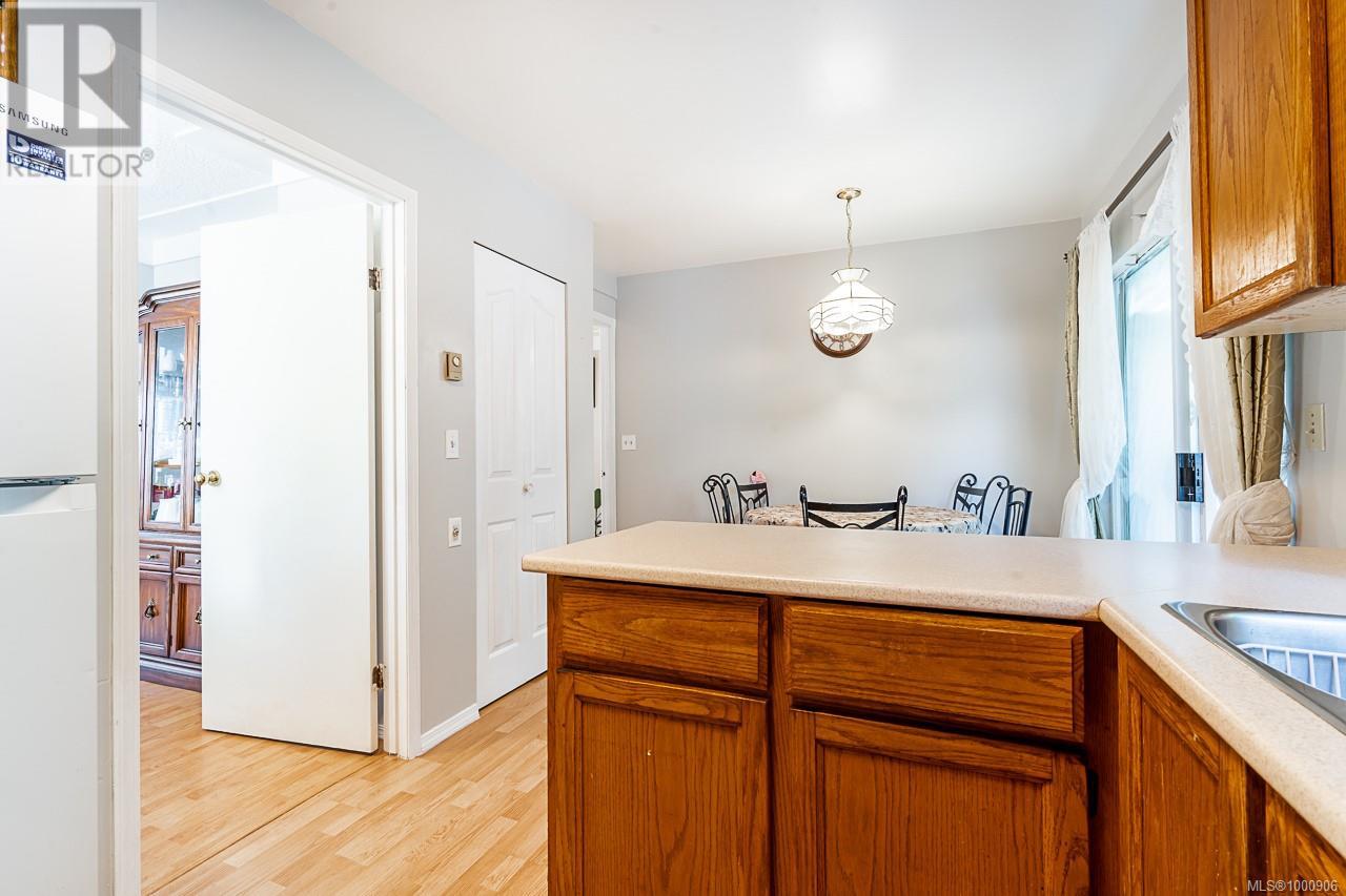 1382 McKenzie Ave, Saanich