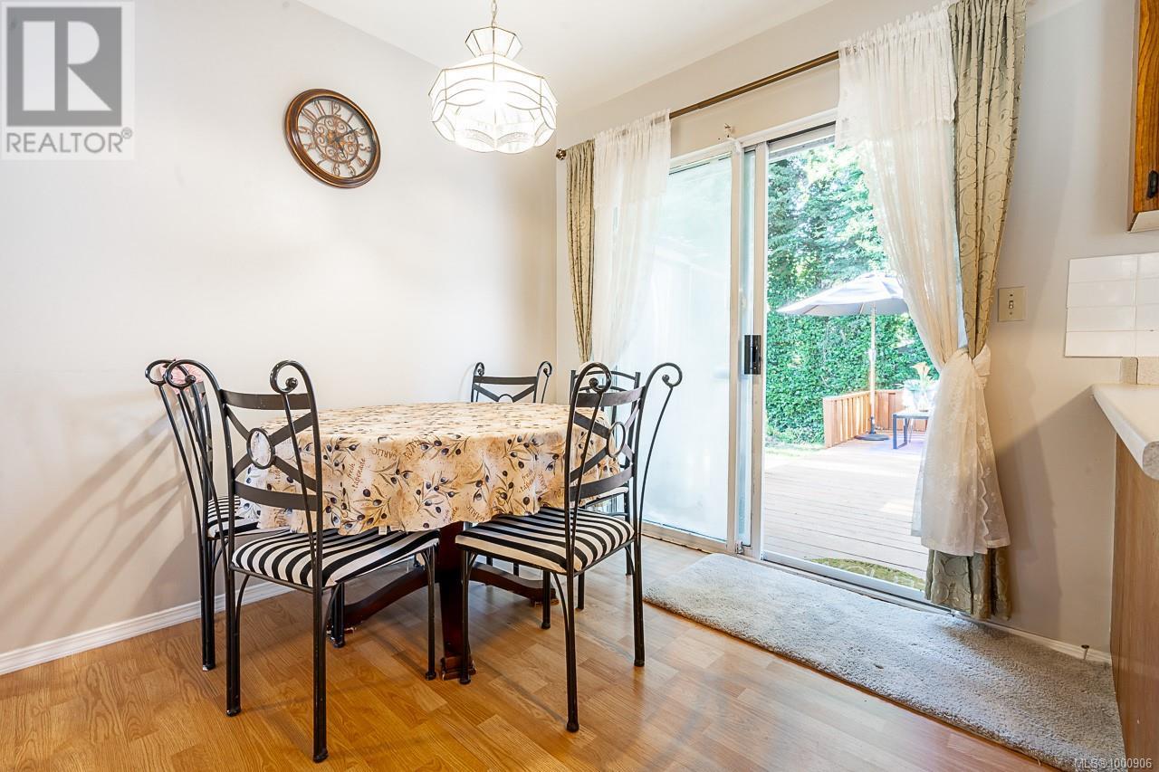 1382 McKenzie Ave, Saanich