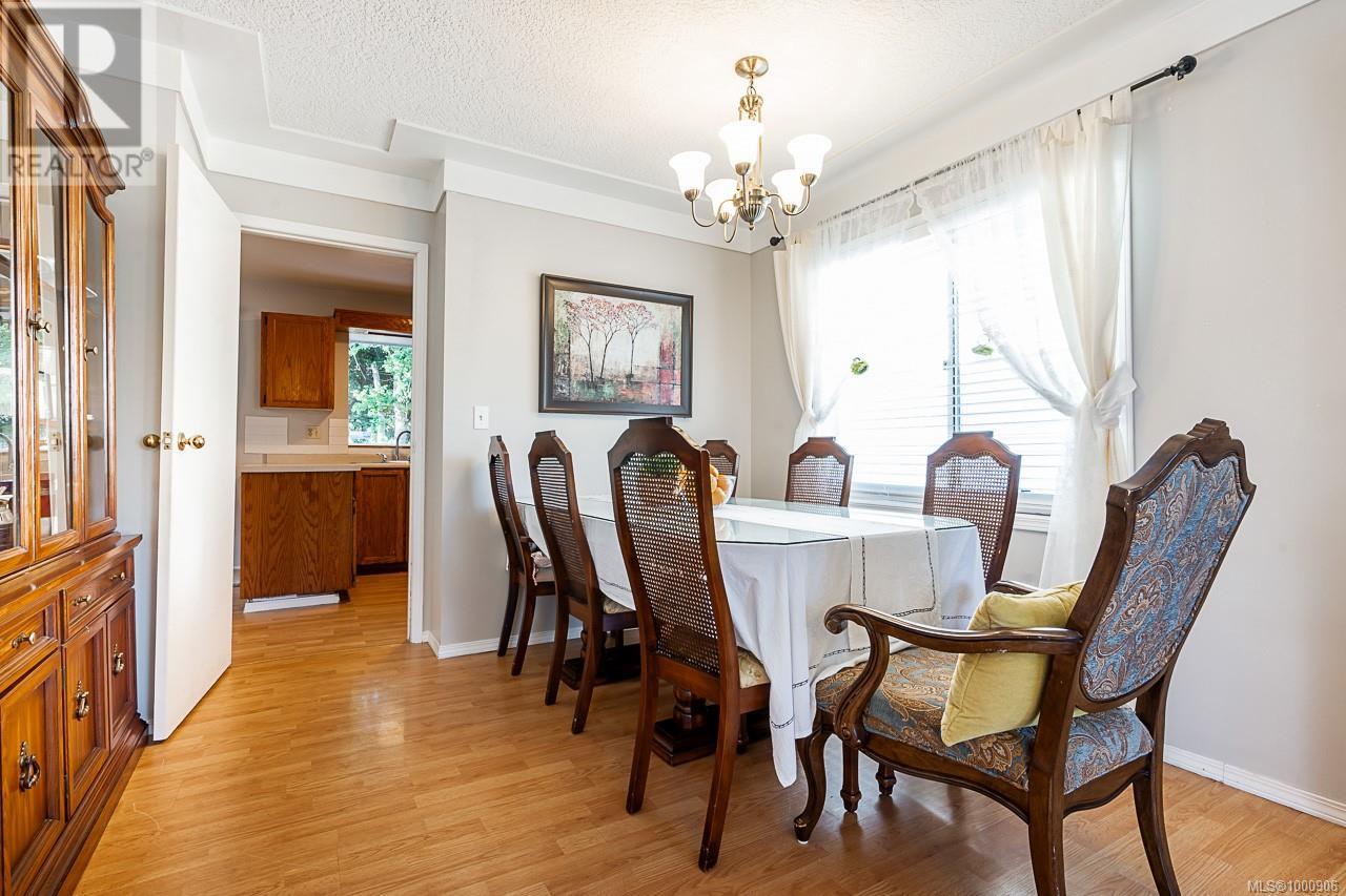 1382 McKenzie Ave, Saanich