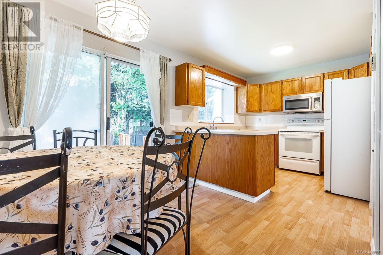 1382 McKenzie Ave, Saanich