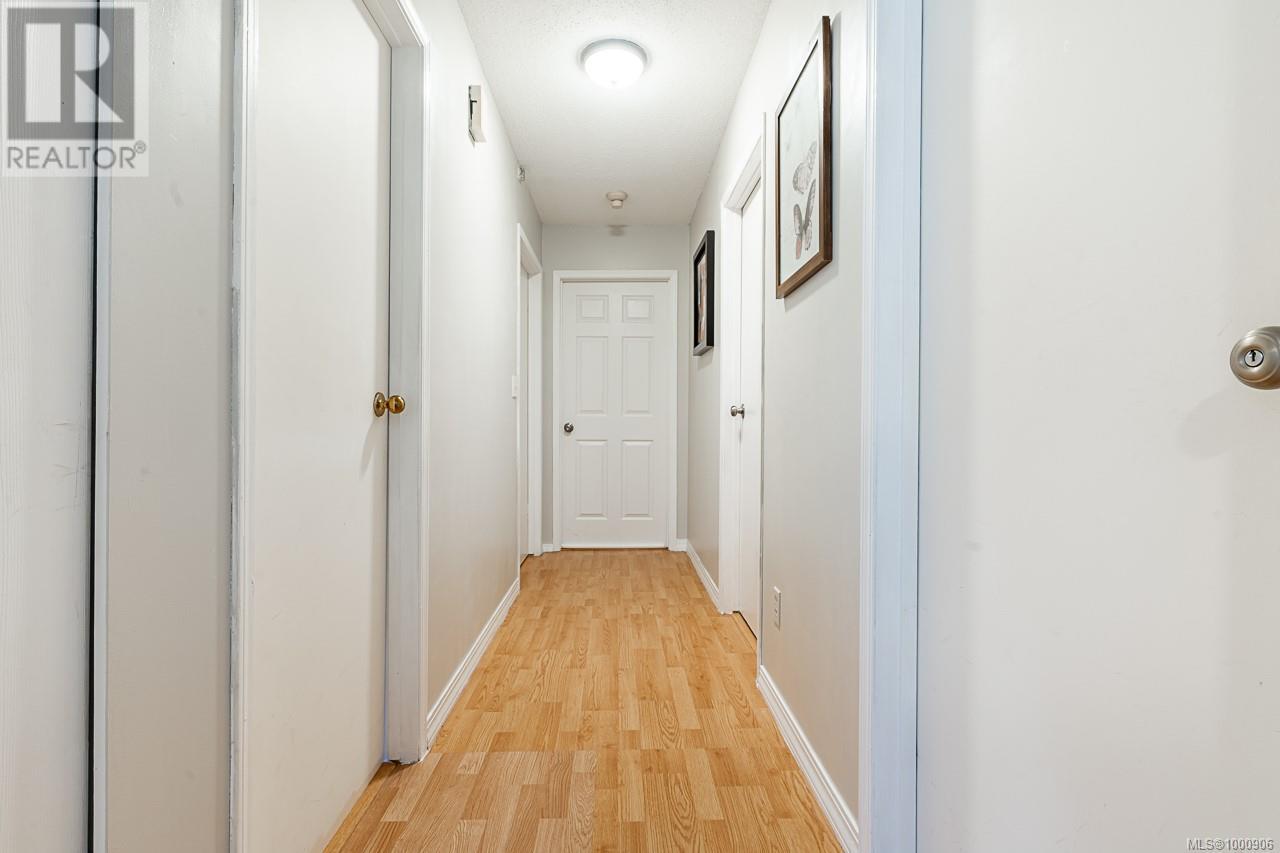 1382 McKenzie Ave, Saanich