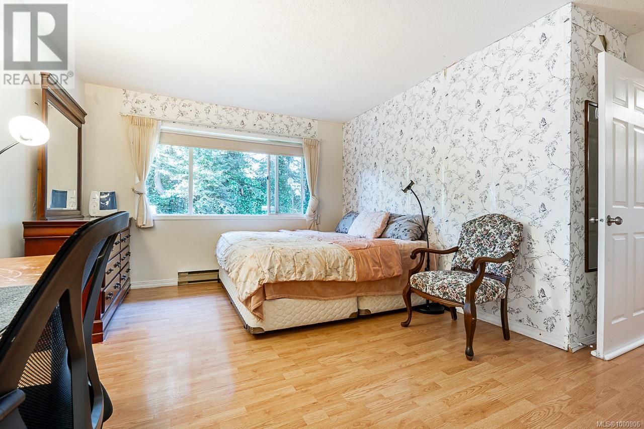 1382 McKenzie Ave, Saanich
