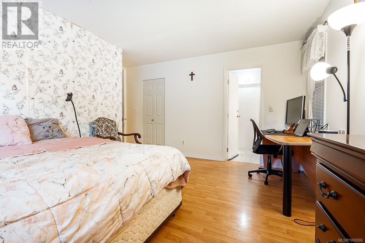 1382 McKenzie Ave, Saanich