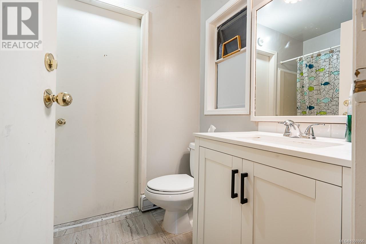 1382 McKenzie Ave, Saanich