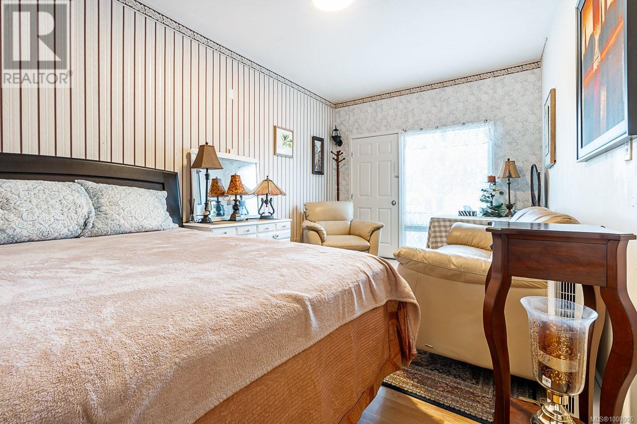 1382 McKenzie Ave, Saanich