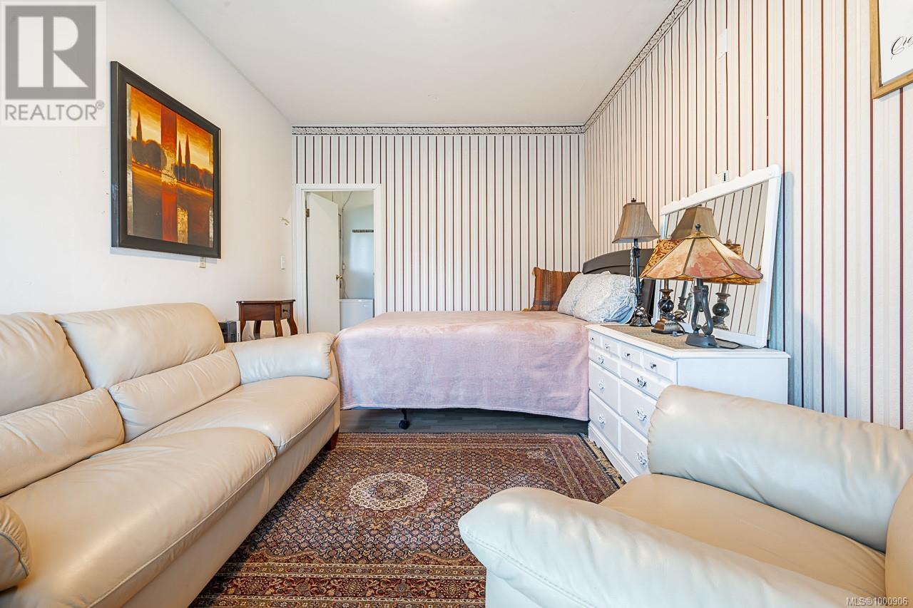 1382 McKenzie Ave, Saanich
