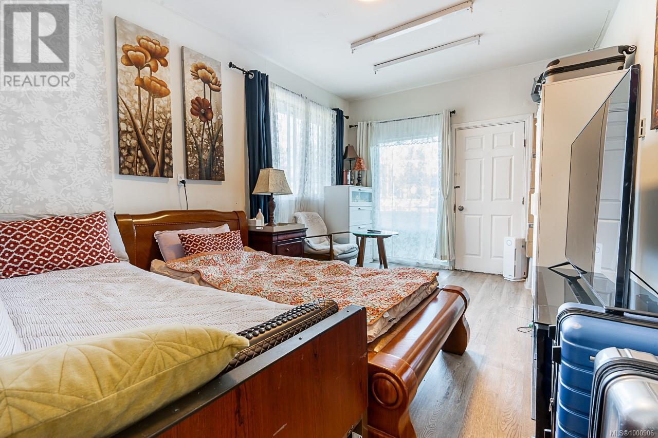 1382 McKenzie Ave, Saanich