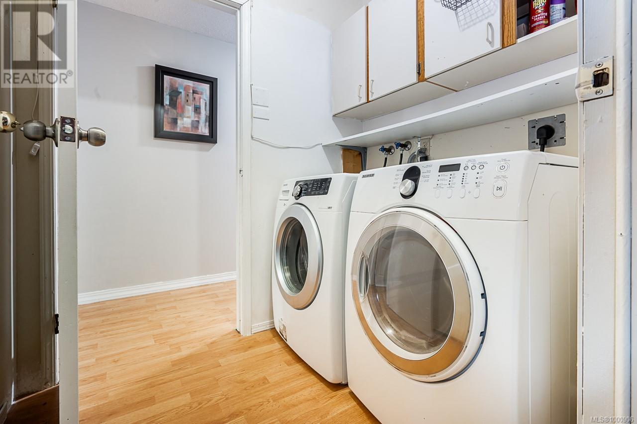 1382 McKenzie Ave, Saanich