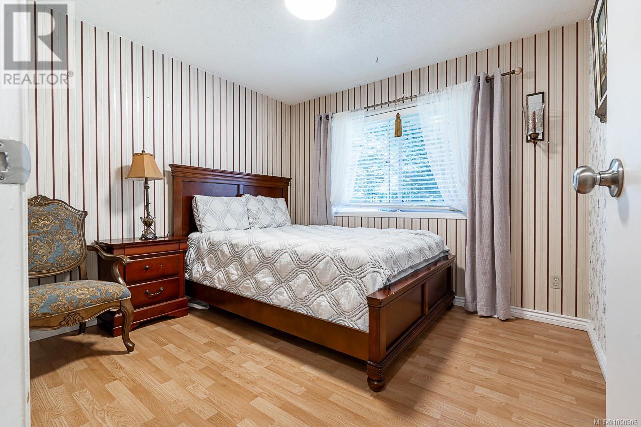 1382 McKenzie Ave, Saanich