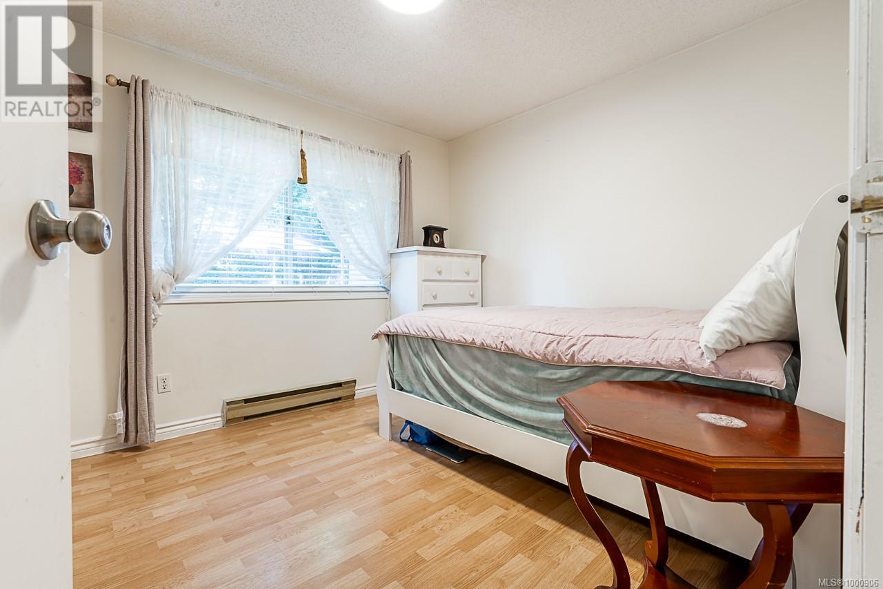 1382 McKenzie Ave, Saanich