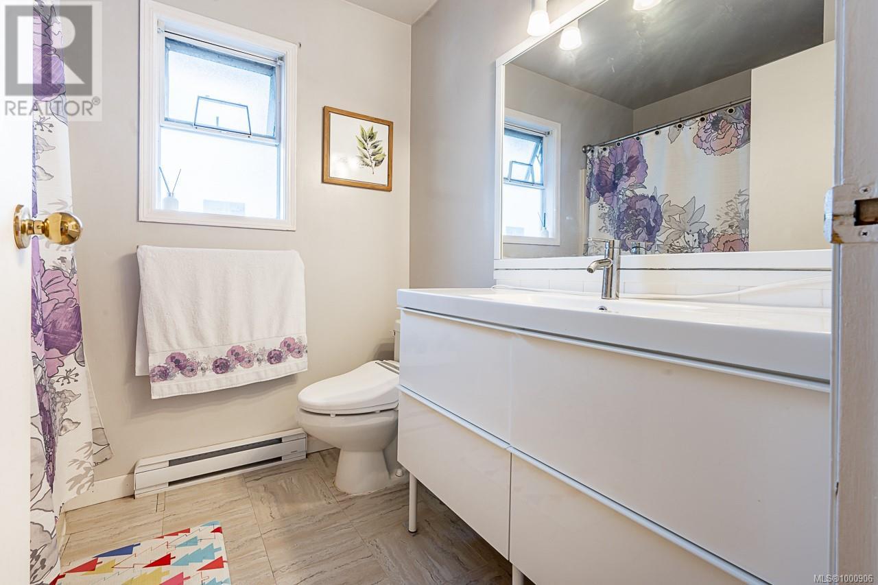 1382 McKenzie Ave, Saanich
