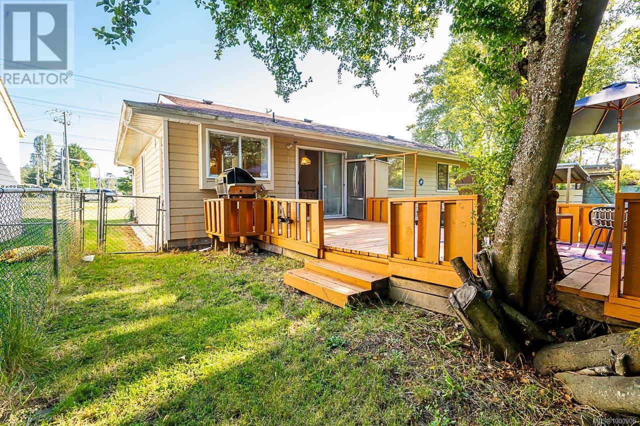 1382 McKenzie Ave, Saanich