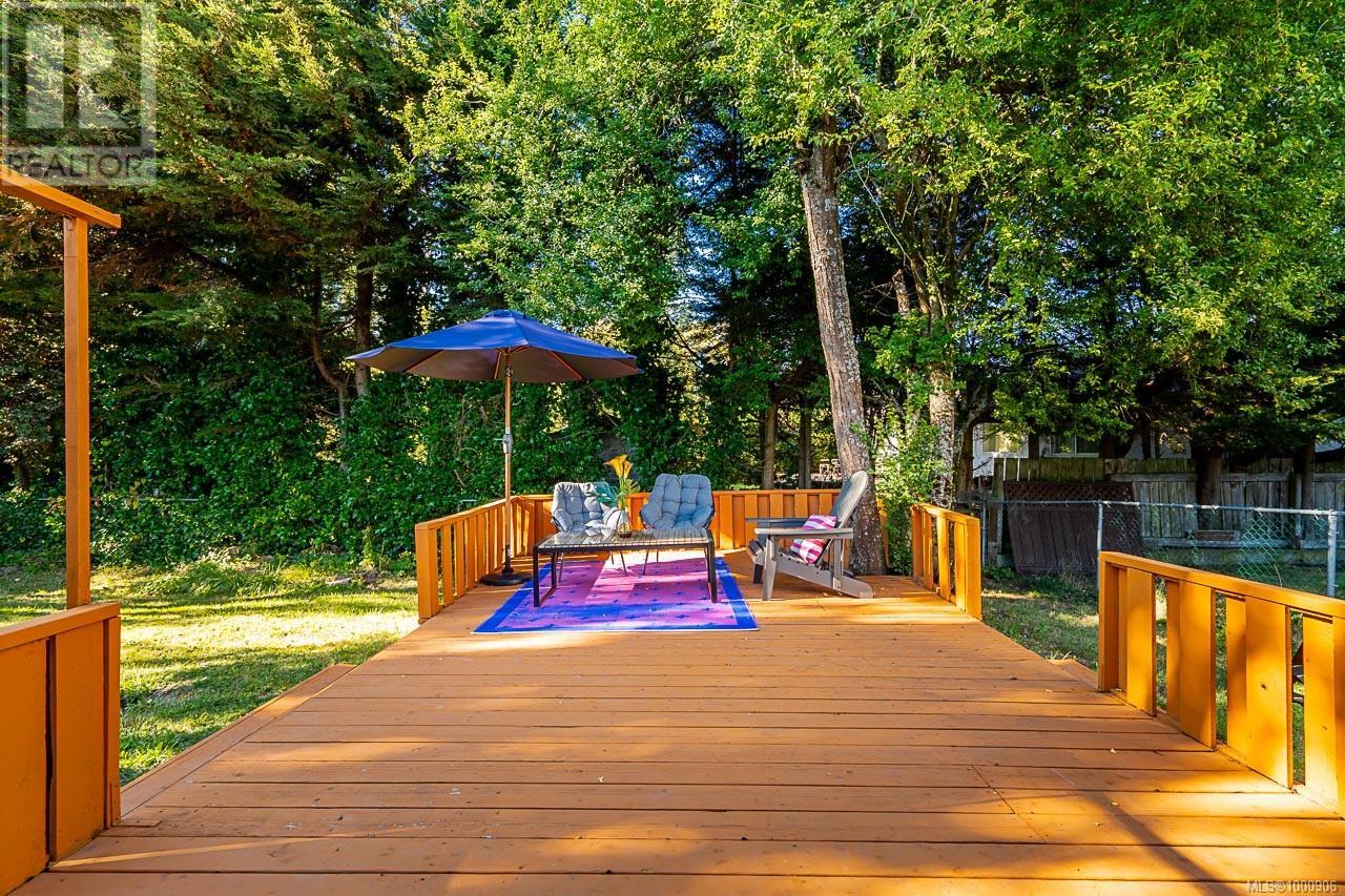1382 McKenzie Ave, Saanich