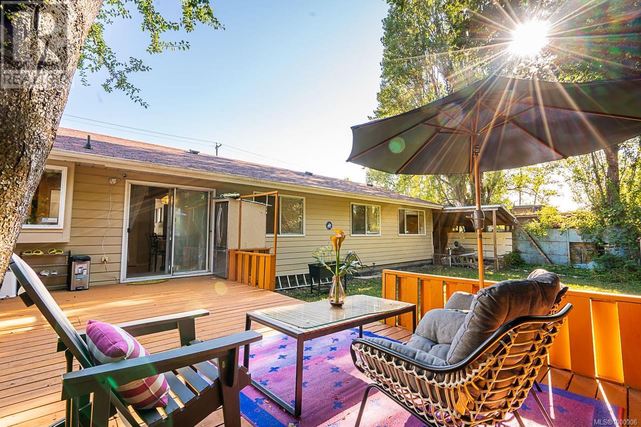 1382 McKenzie Ave, Saanich