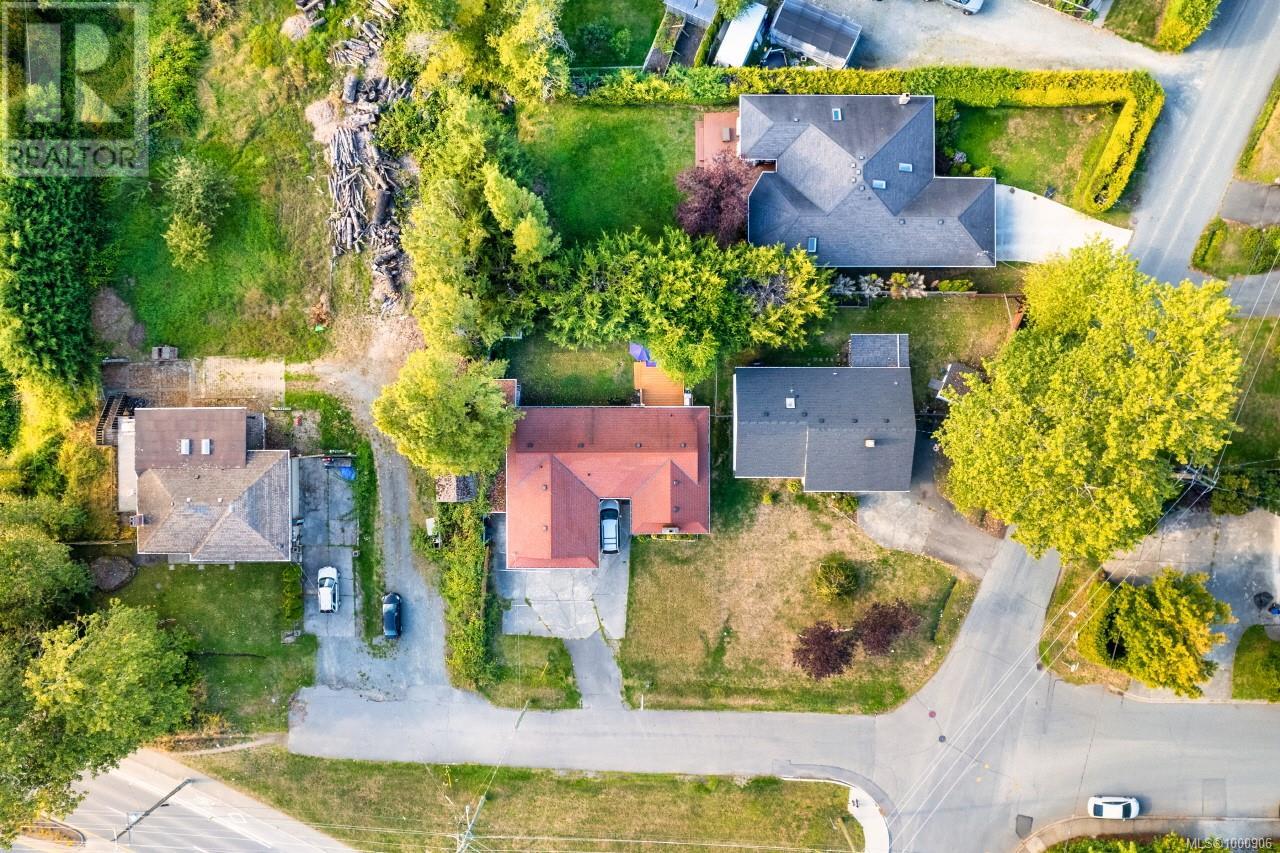 1382 McKenzie Ave, Saanich