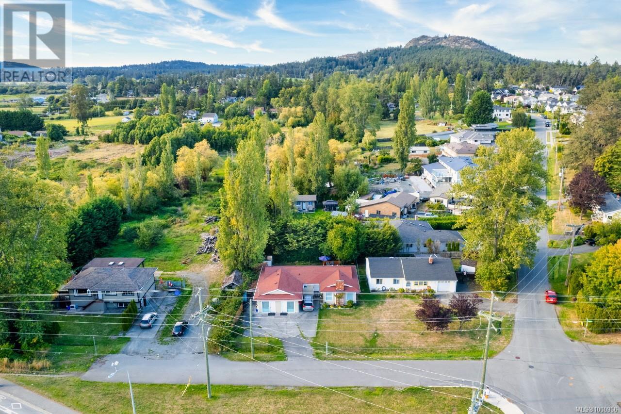 1382 McKenzie Ave, Saanich