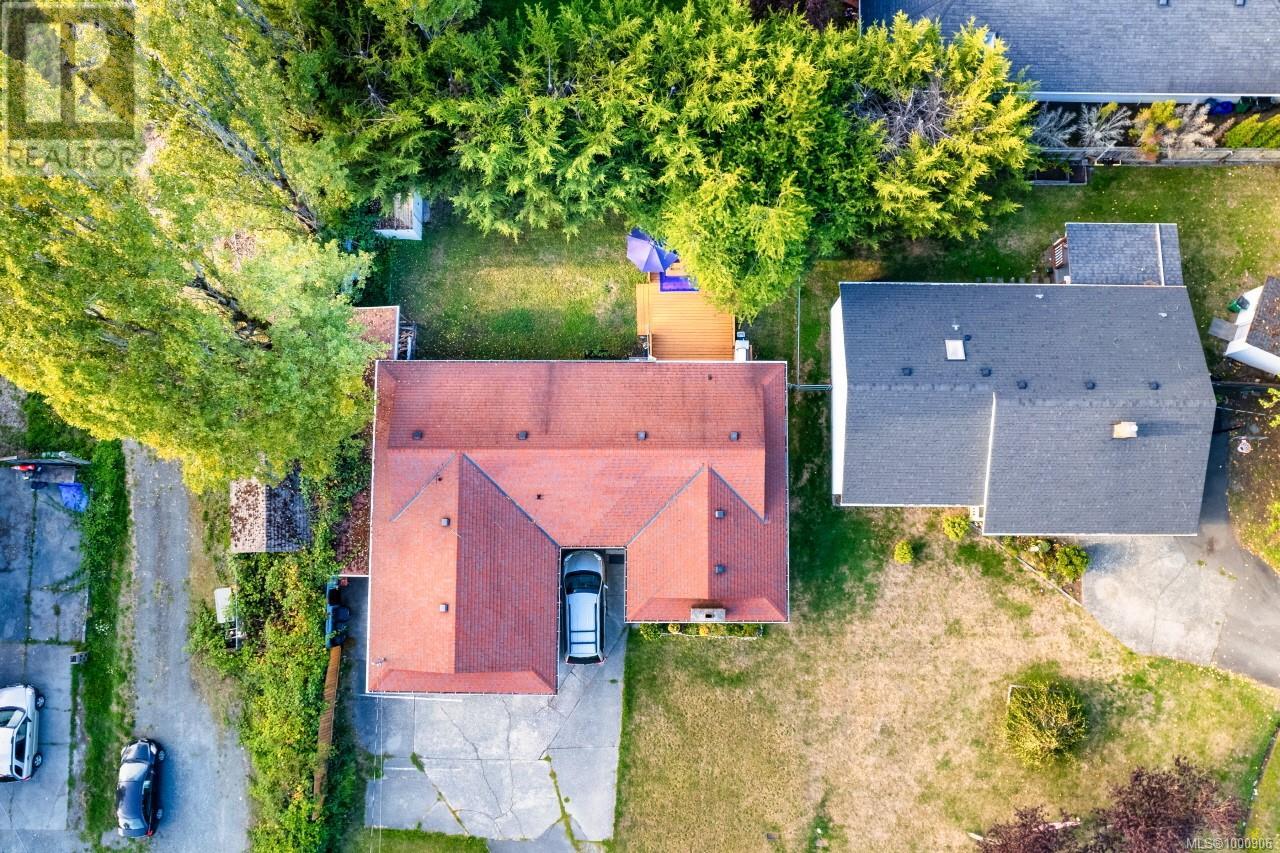 1382 McKenzie Ave, Saanich