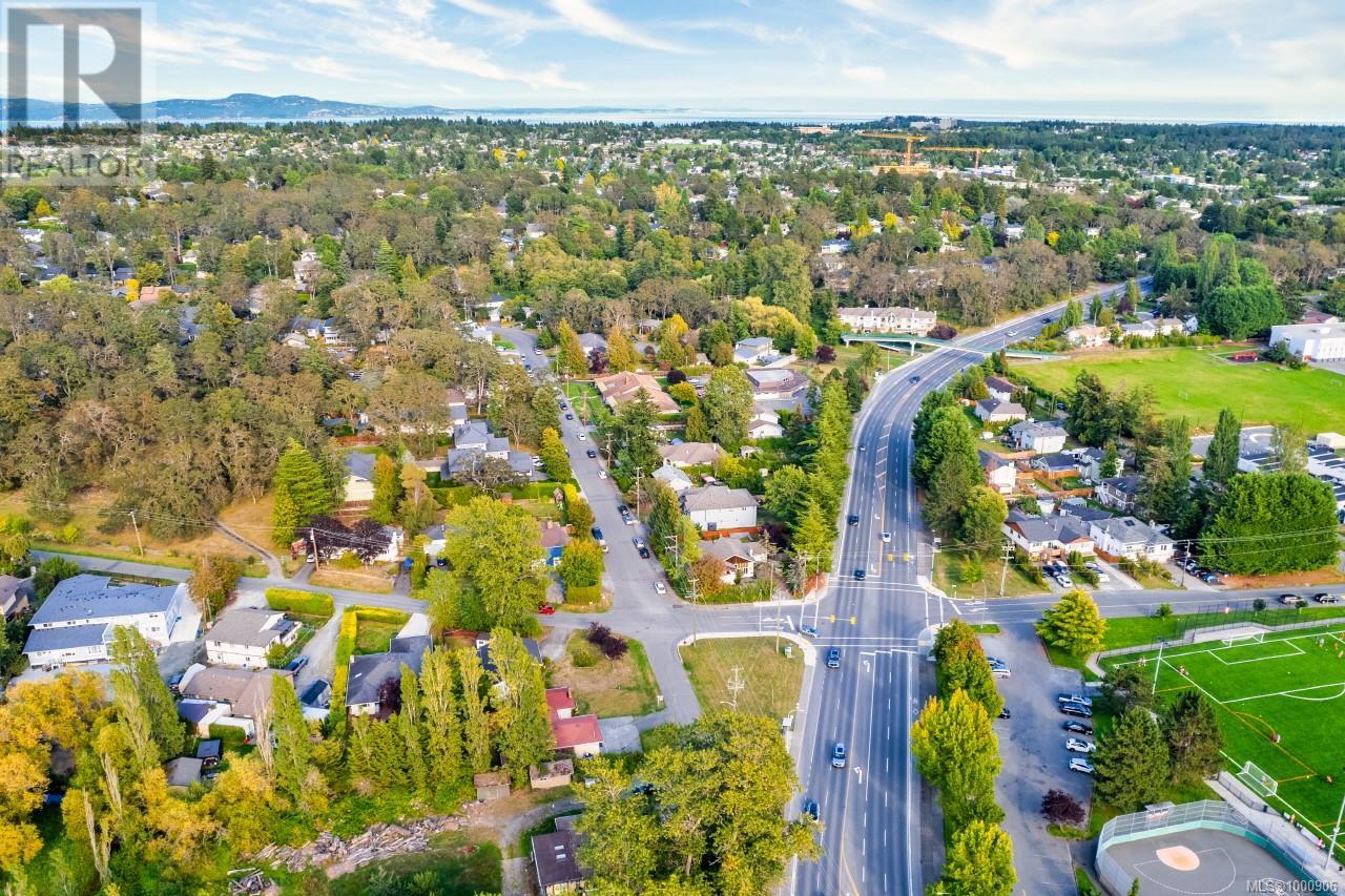 1382 McKenzie Ave, Saanich
