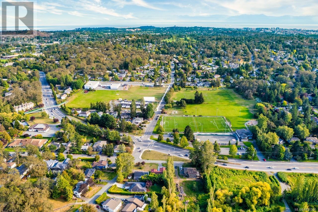 1382 McKenzie Ave, Saanich