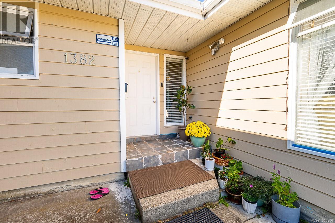 1382 McKenzie Ave, Saanich