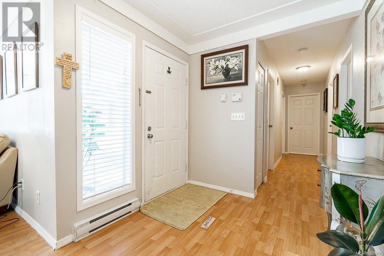 1382 McKenzie Ave, Saanich
