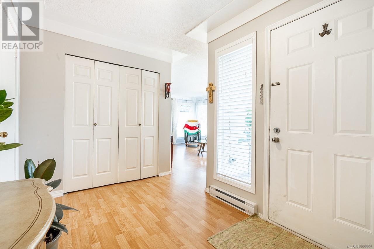1382 McKenzie Ave, Saanich