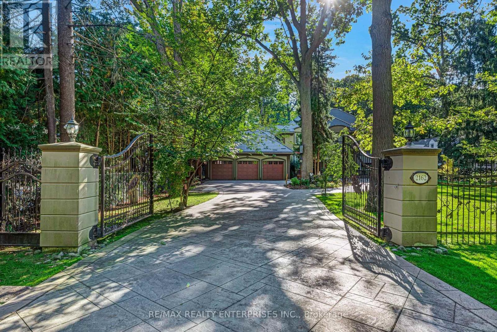 Photo 2 of 2162 Parker Drive, Mississauga ON