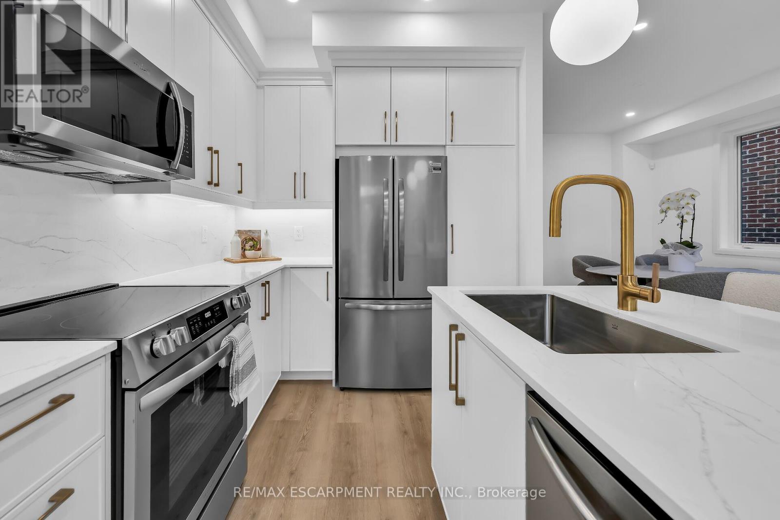 Photo 11 of 31 Kingfisher Drive, Hamilton ON