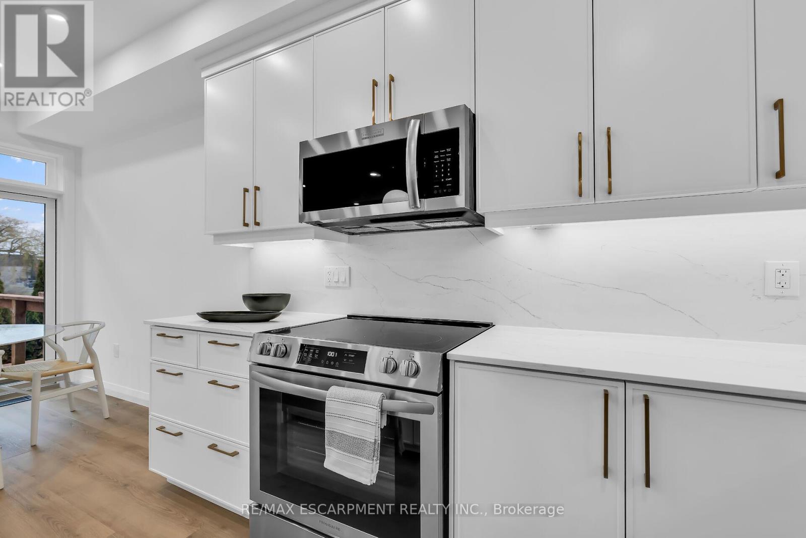 Photo 15 of 31 Kingfisher Drive, Hamilton ON