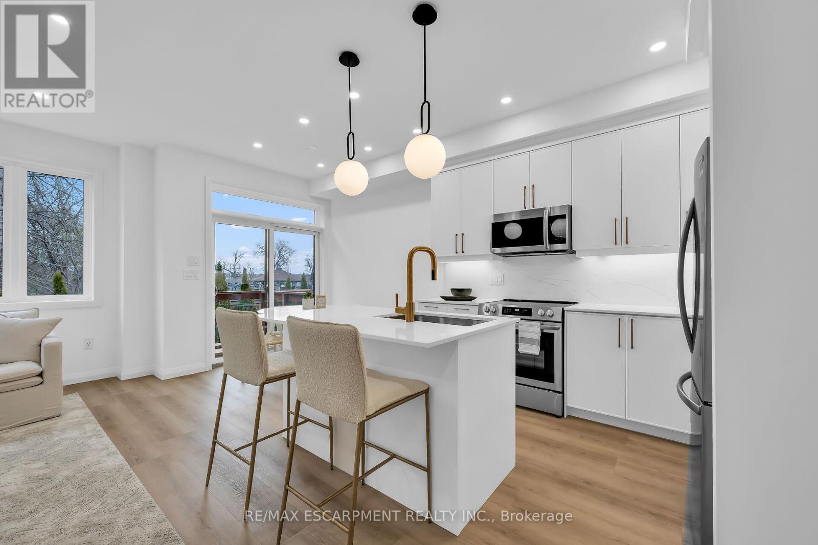Photo 17 of 31 Kingfisher Drive, Hamilton ON