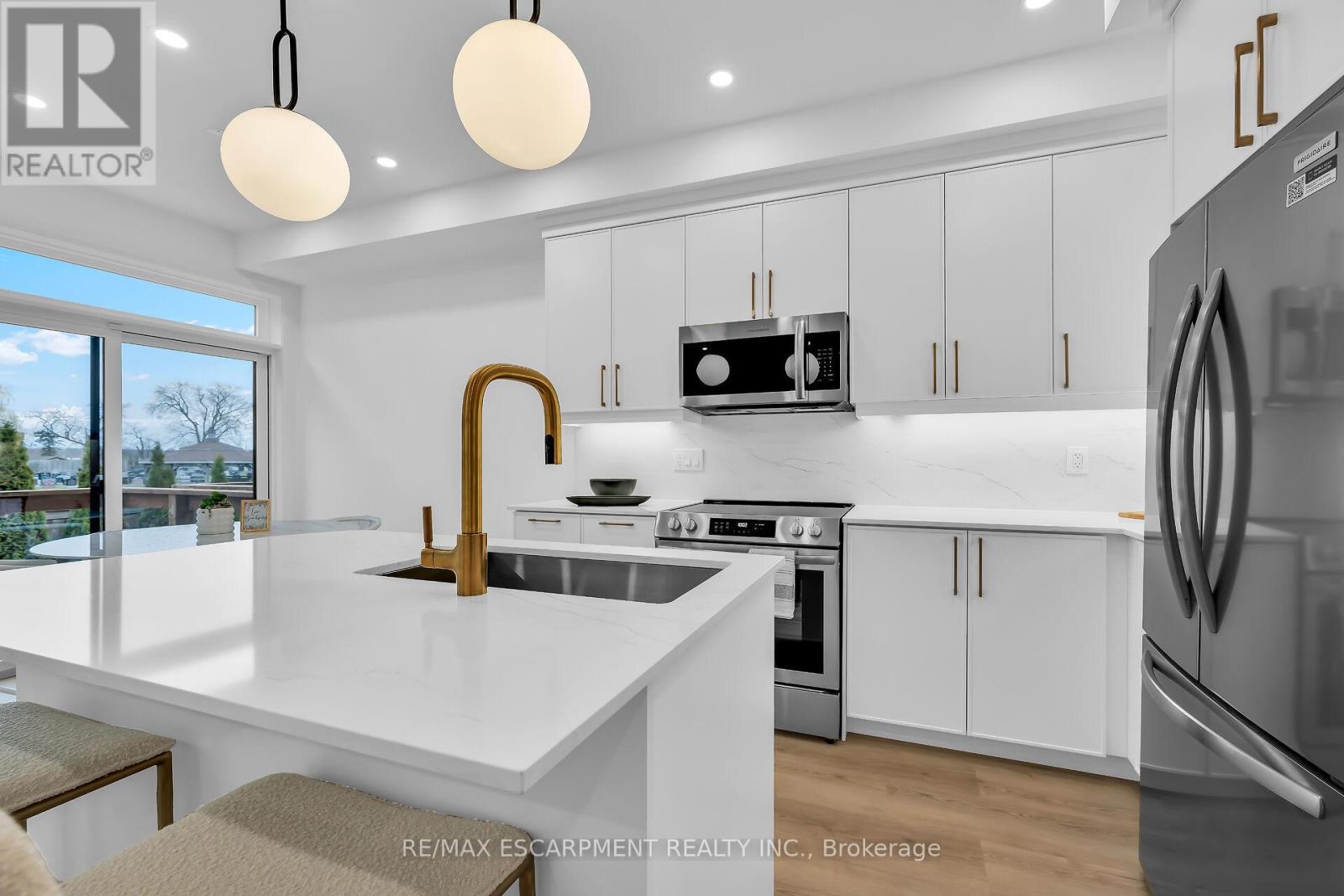 Photo 18 of 31 Kingfisher Drive, Hamilton ON