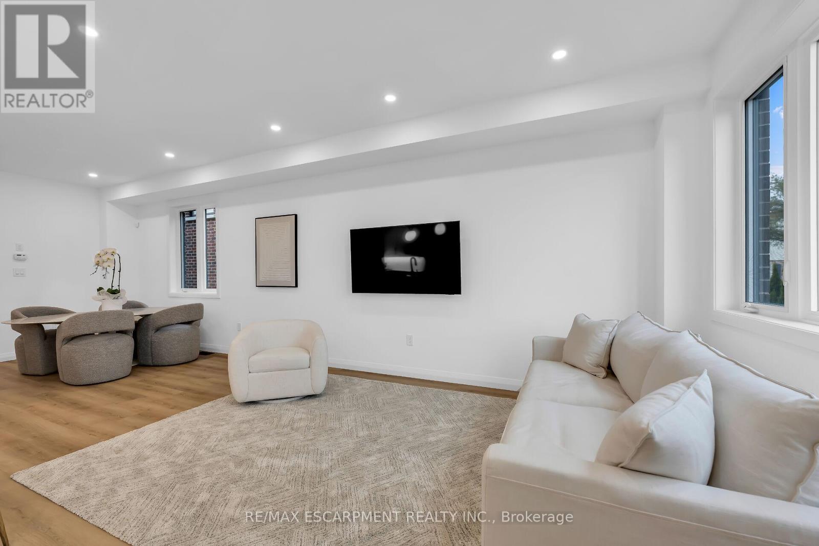 Photo 21 of 31 Kingfisher Drive, Hamilton ON