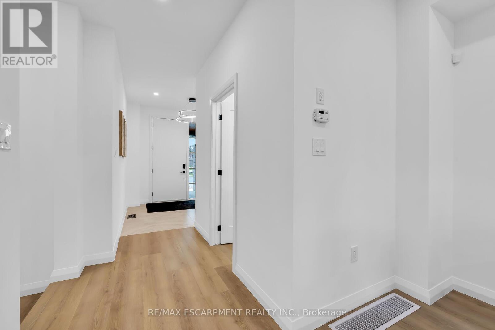 Photo 26 of 31 Kingfisher Drive, Hamilton ON