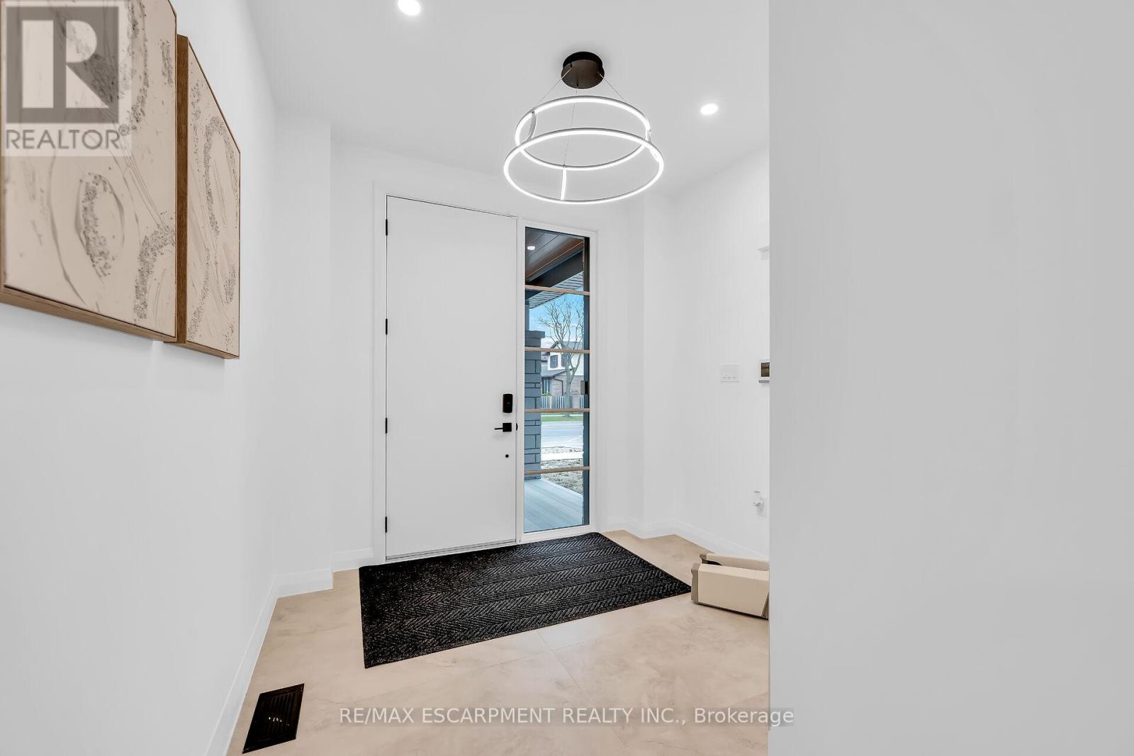 Photo 27 of 31 Kingfisher Drive, Hamilton ON