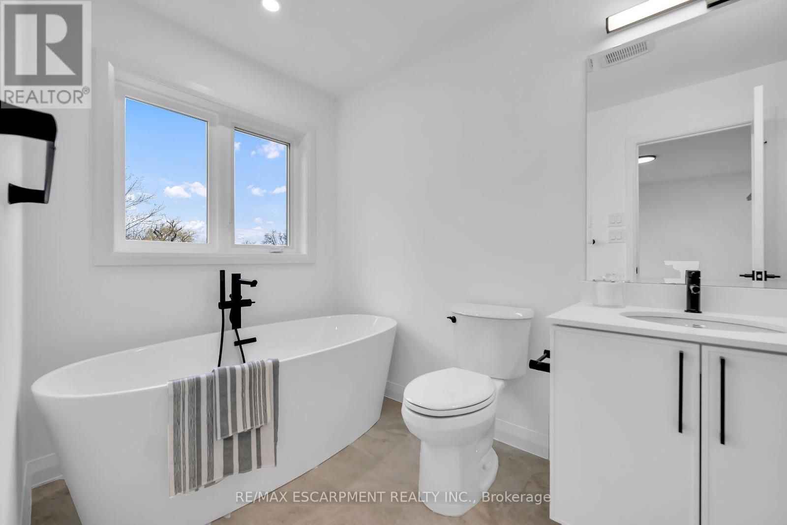 Photo 33 of 31 Kingfisher Drive, Hamilton ON