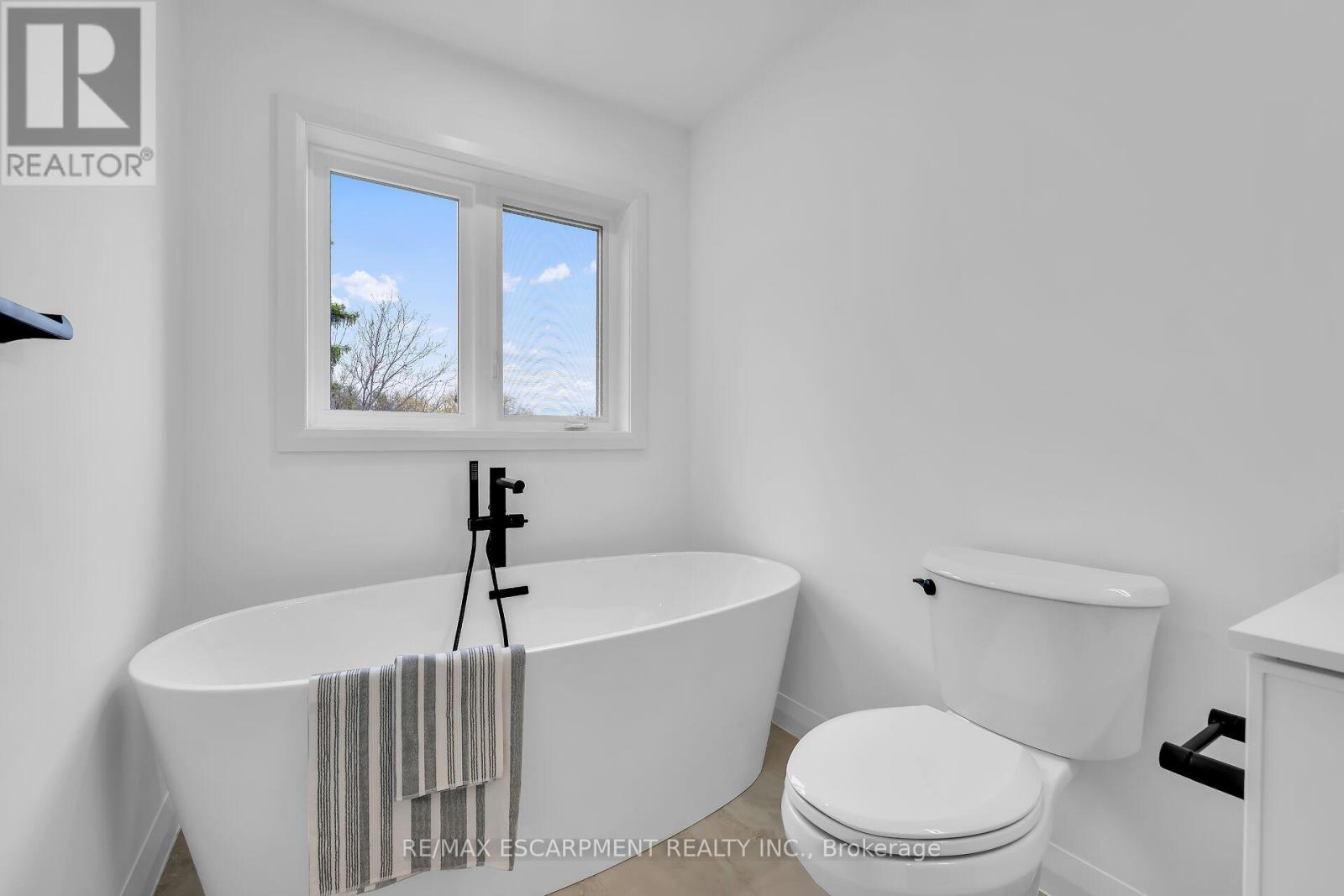 Photo 34 of 31 Kingfisher Drive, Hamilton ON