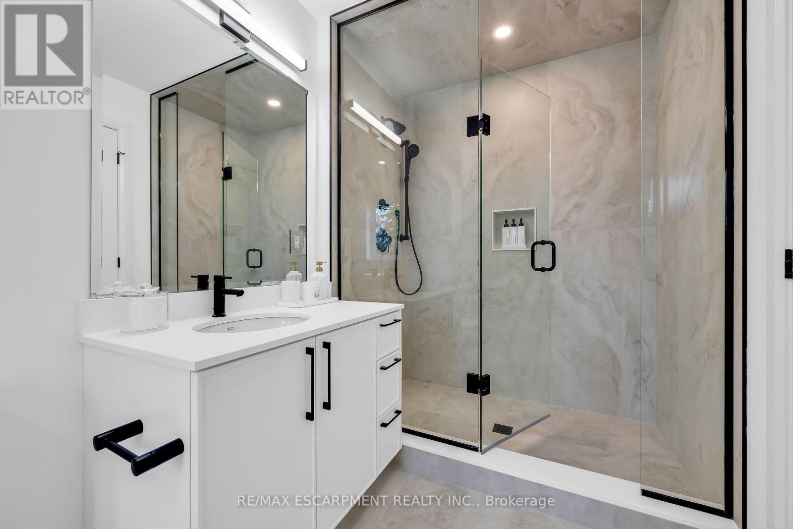 Photo 35 of 31 Kingfisher Drive, Hamilton ON