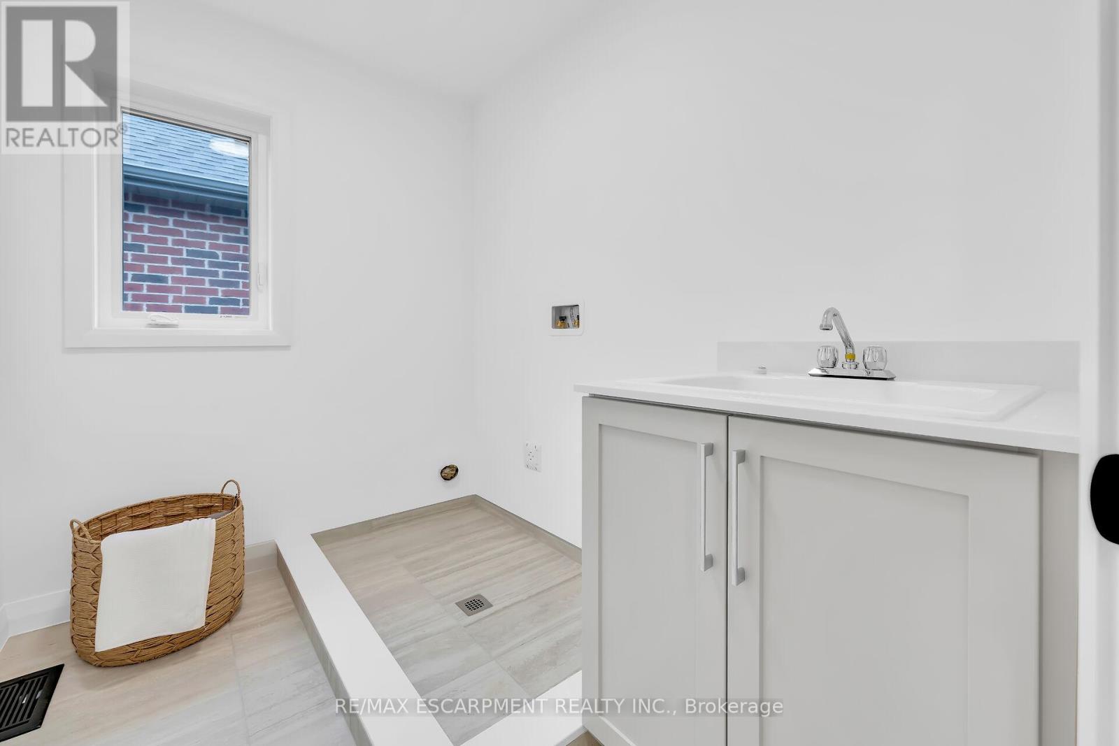 Photo 37 of 31 Kingfisher Drive, Hamilton ON
