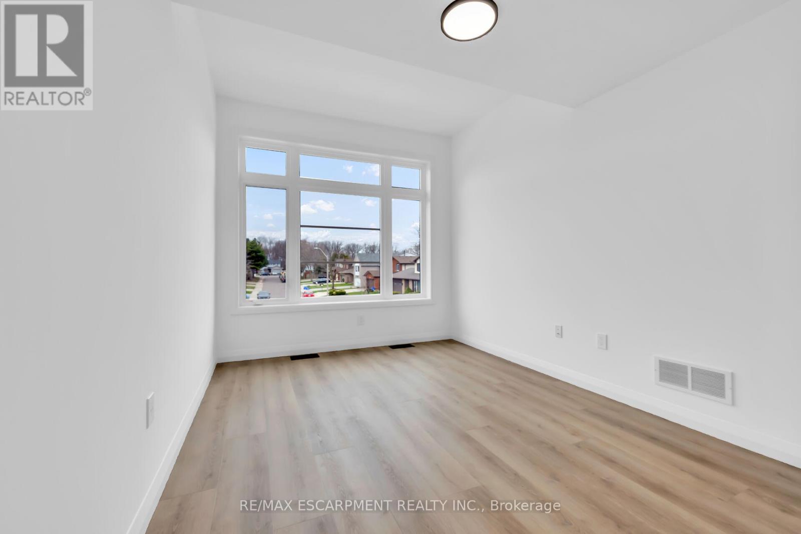 Photo 43 of 31 Kingfisher Drive, Hamilton ON