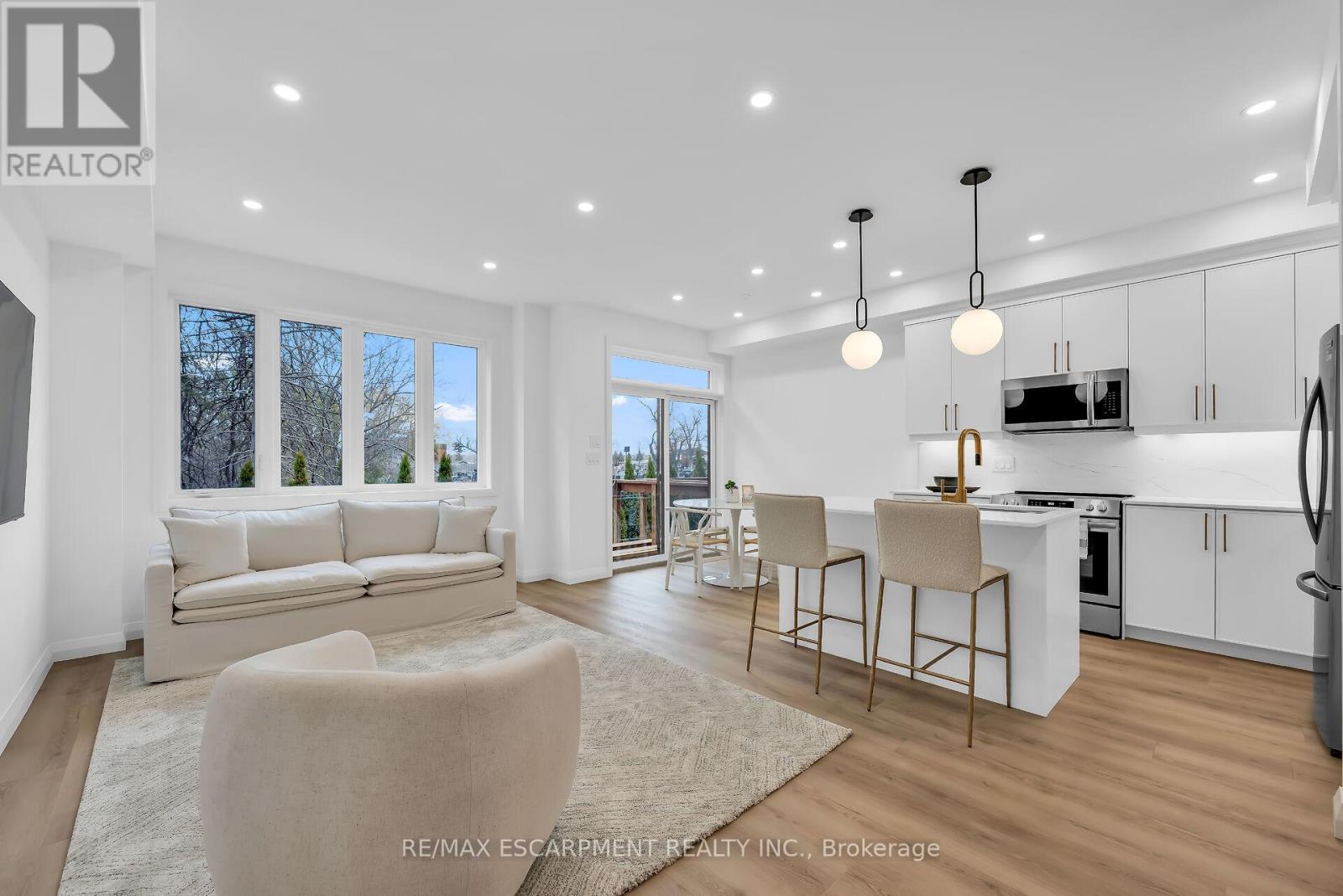 Photo 7 of 31 Kingfisher Drive, Hamilton ON