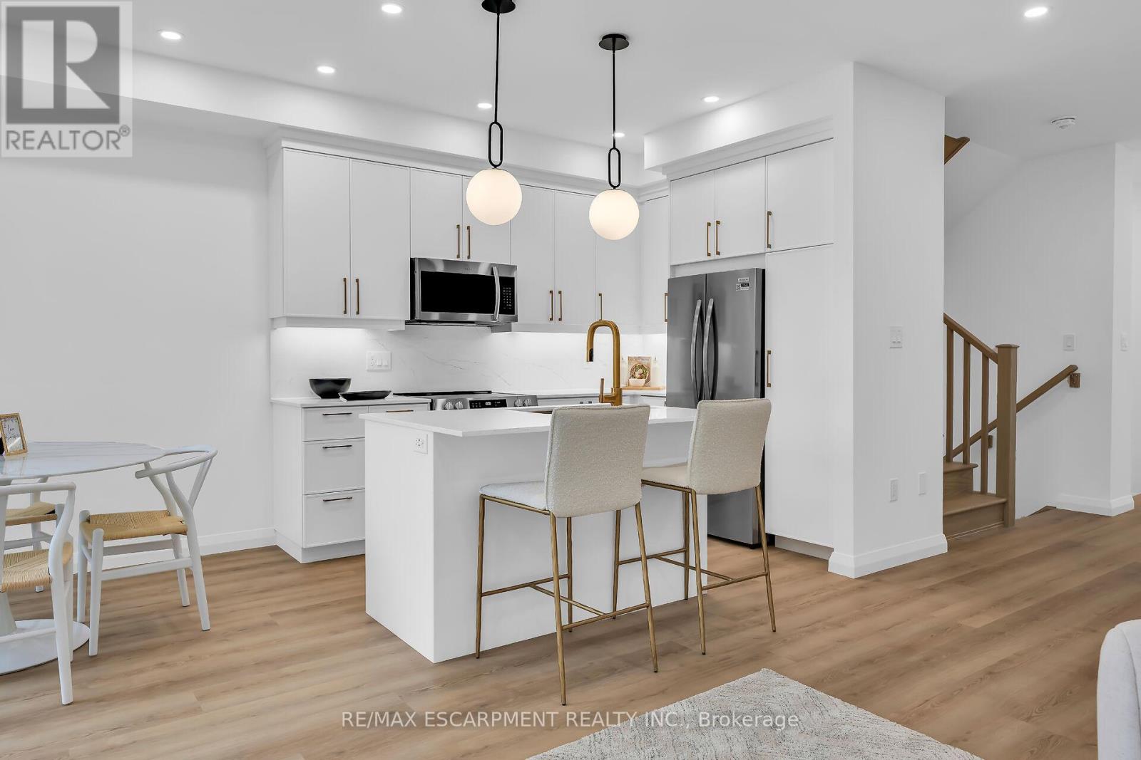 Photo 9 of 31 Kingfisher Drive, Hamilton ON