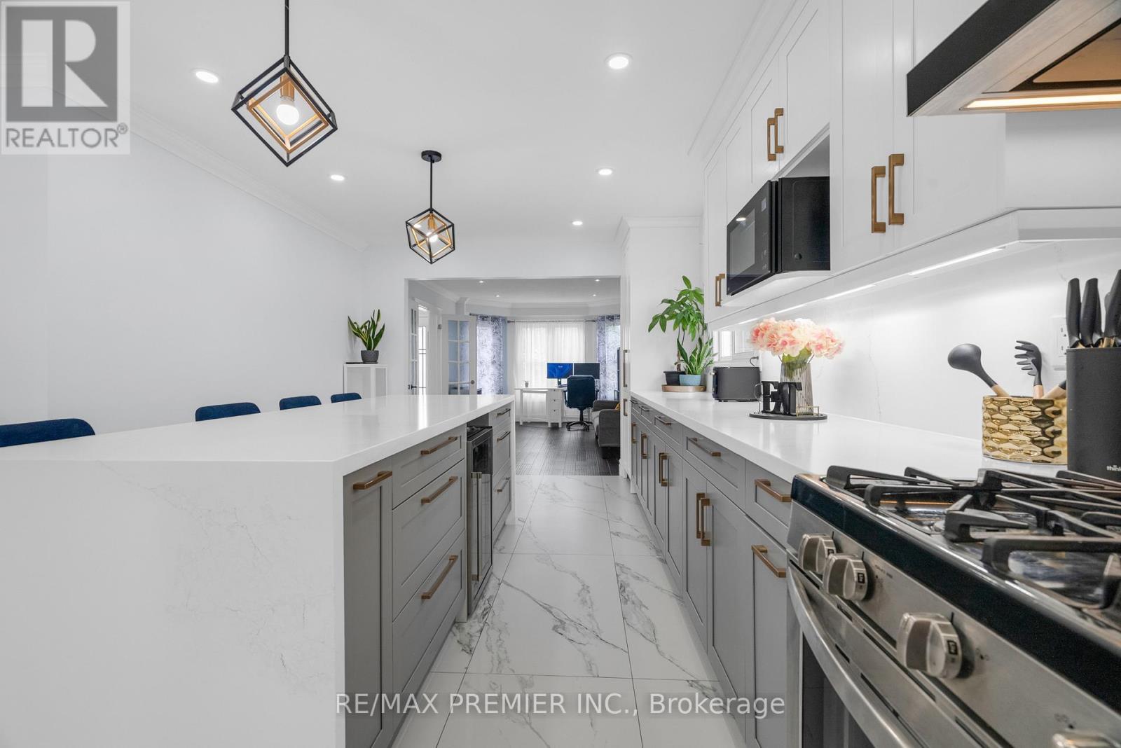 Photo 2 of 59 Glenabbey Drive, Clarington ON