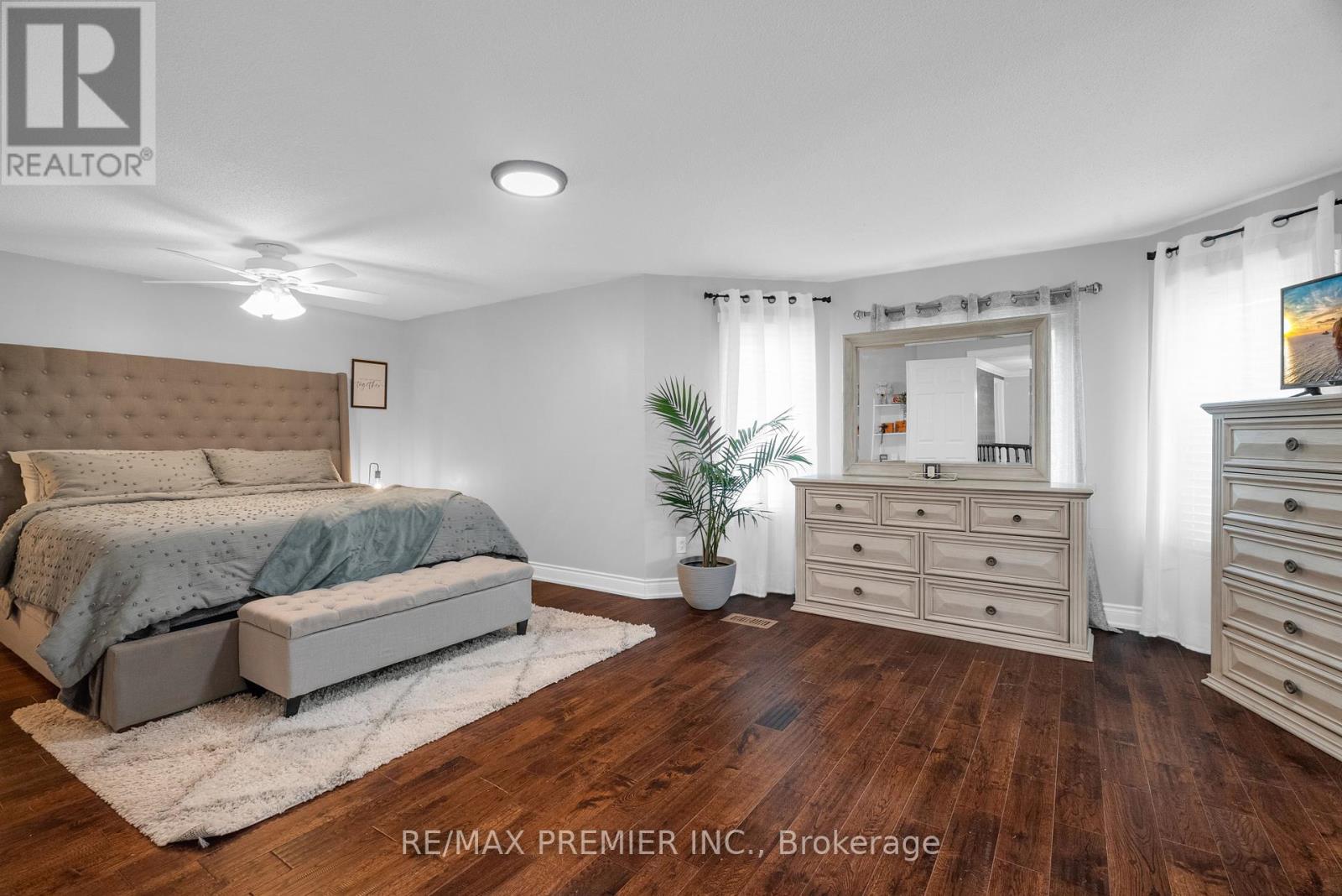 Photo 17 of 59 Glenabbey Drive, Clarington ON