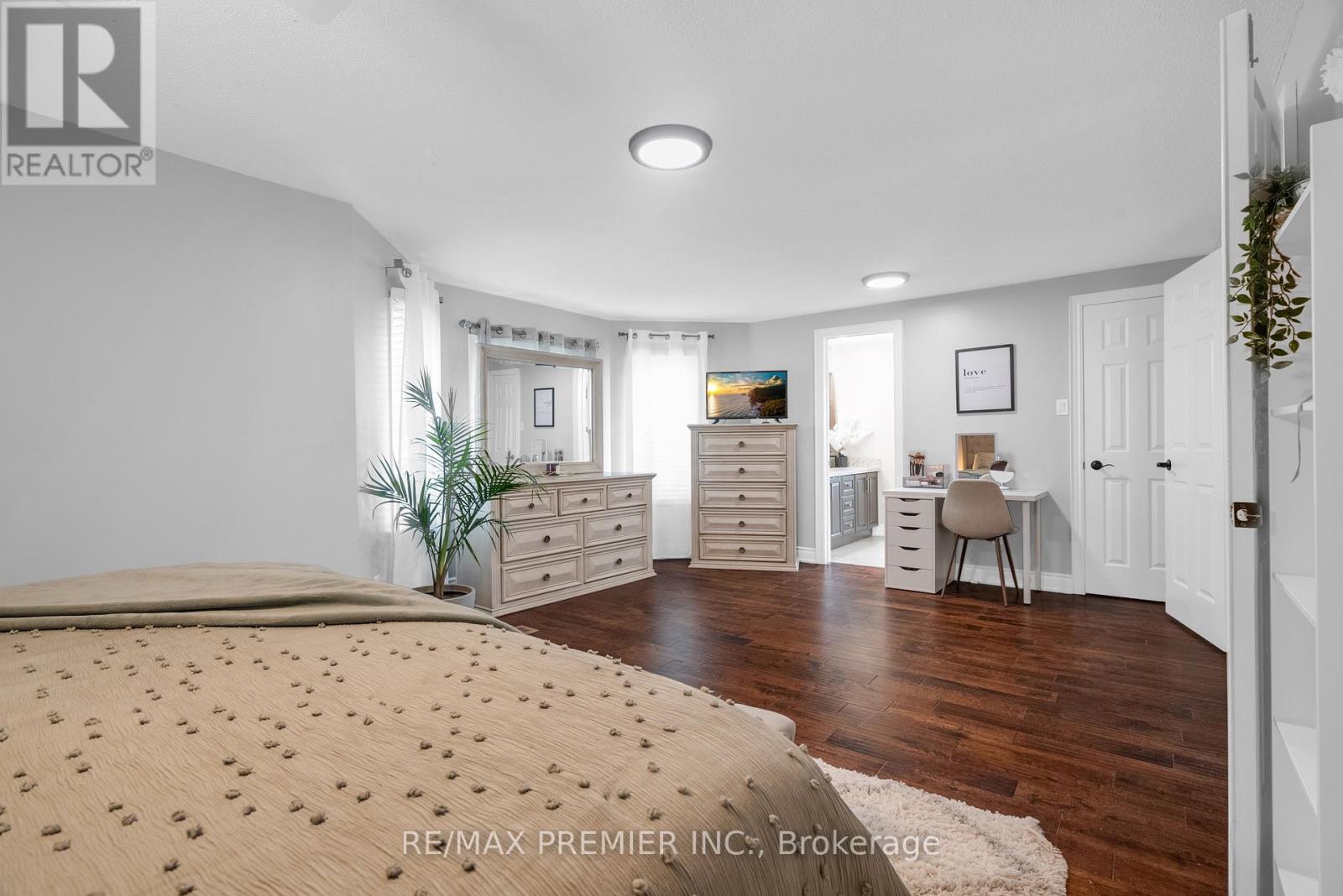 Photo 10 of 59 Glenabbey Drive, Clarington ON