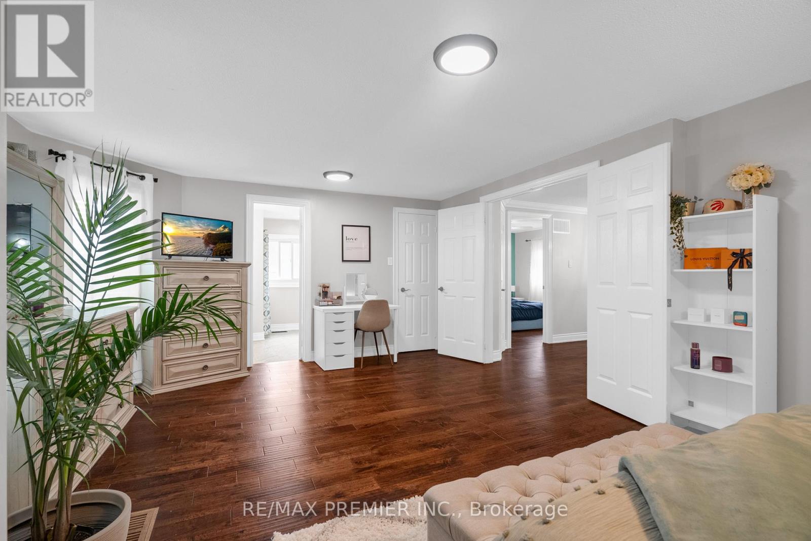 Photo 15 of 59 Glenabbey Drive, Clarington ON