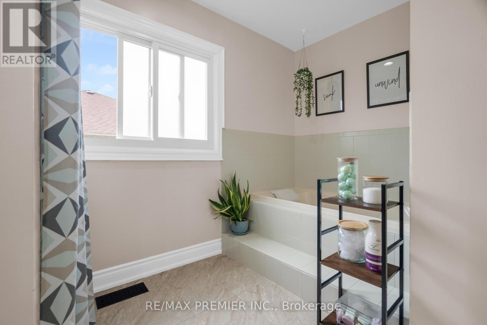 Photo 18 of 59 Glenabbey Drive, Clarington ON