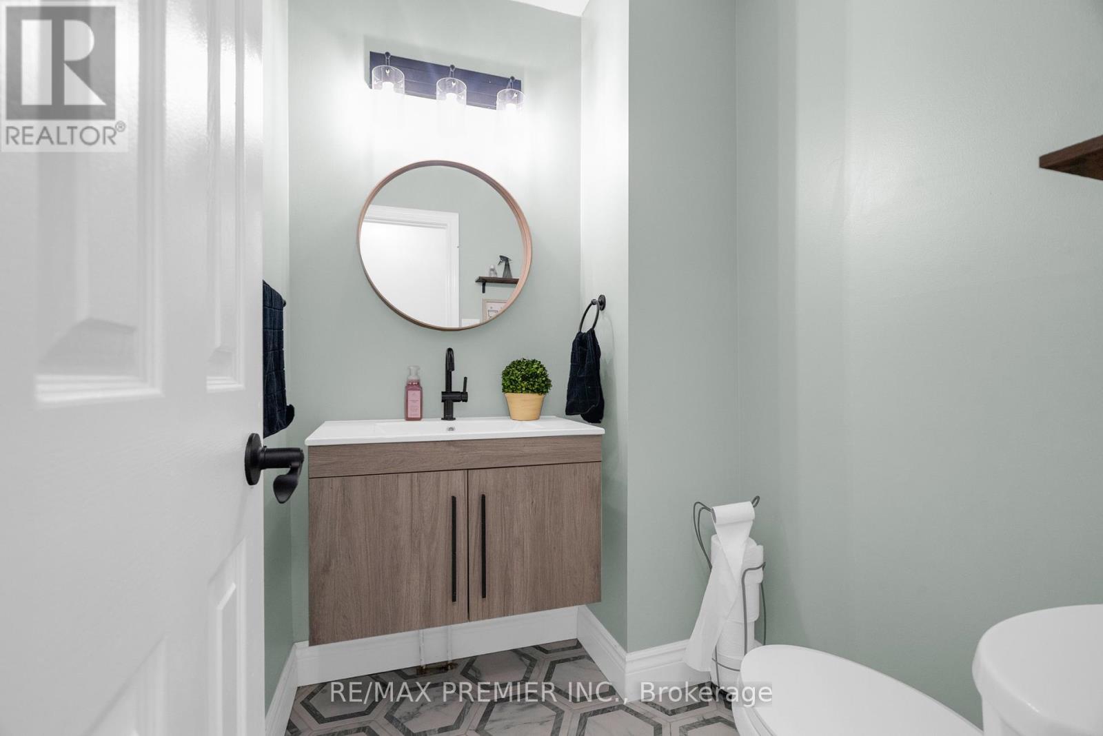 Photo 3 of 59 Glenabbey Drive, Clarington ON