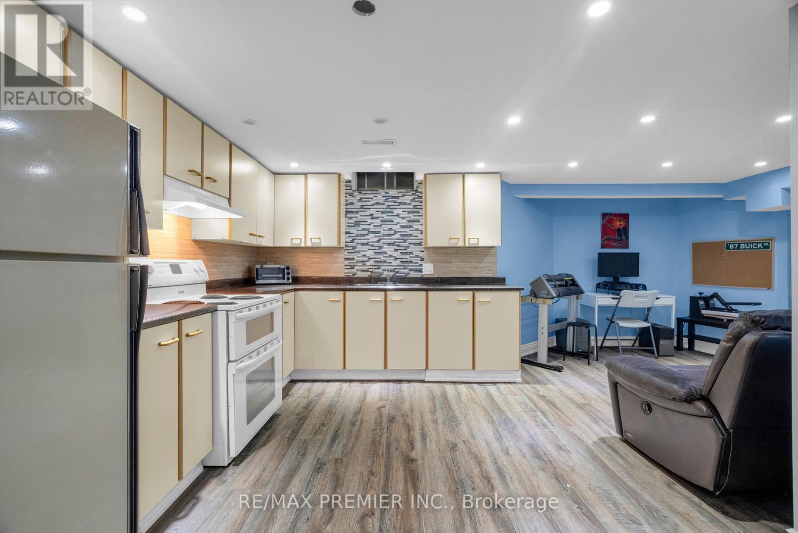 Photo 34 of 59 Glenabbey Drive, Clarington ON