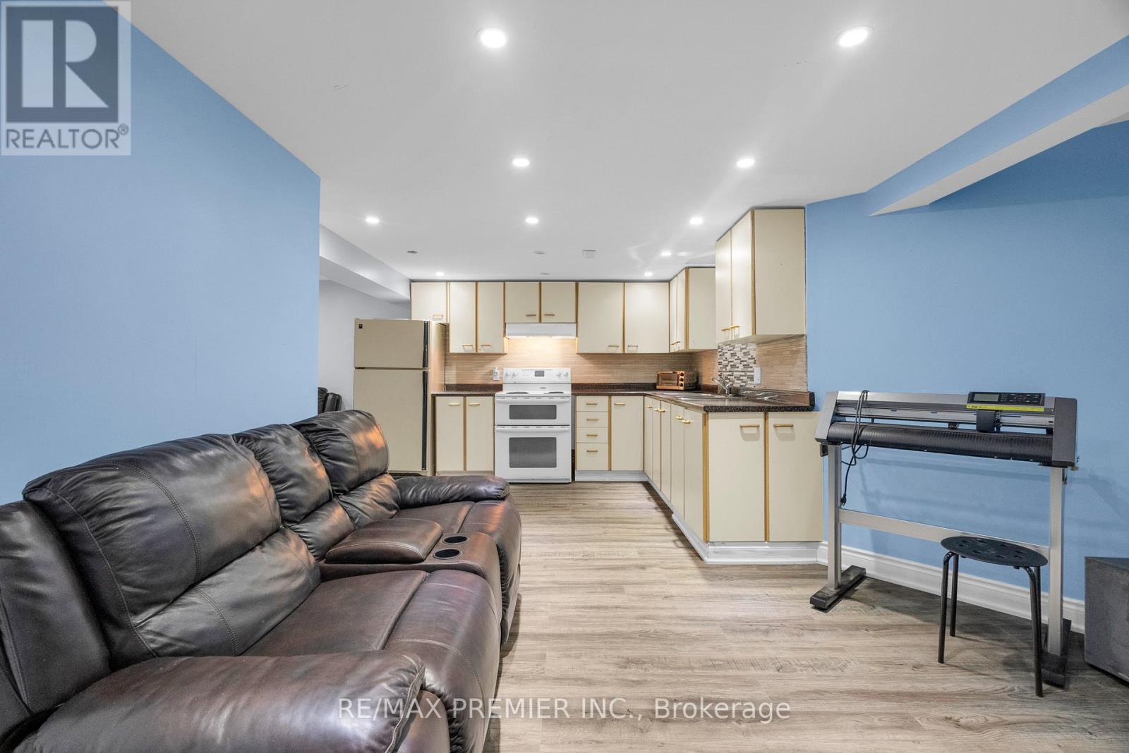 Photo 11 of 59 Glenabbey Drive, Clarington ON