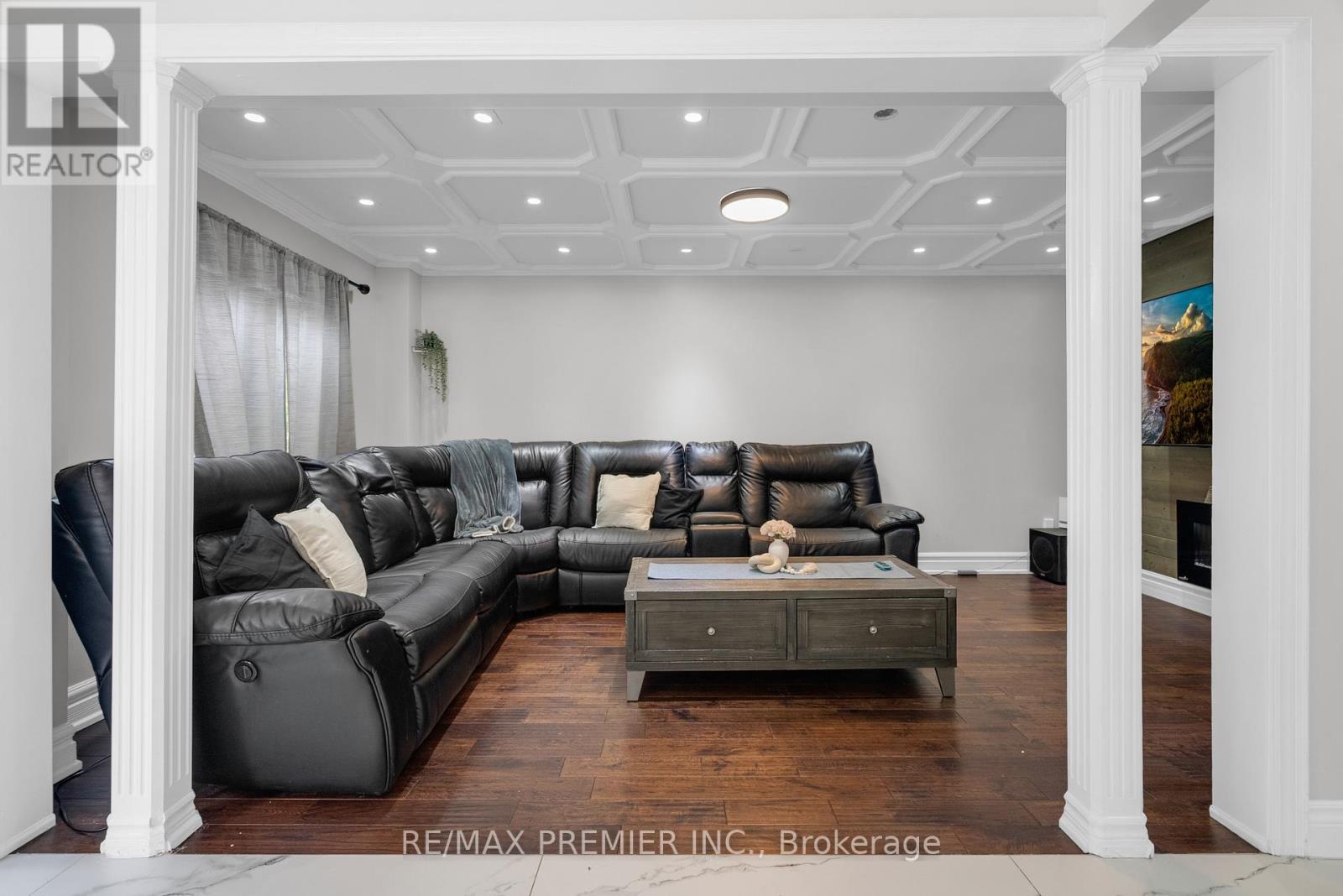 Photo 4 of 59 Glenabbey Drive, Clarington ON